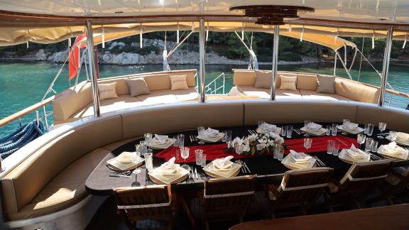 Eleganter Esstisch auf einer Yacht, vorbereitet für ein Festmahl.