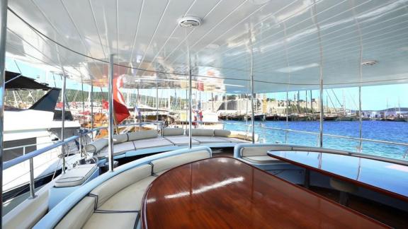 Im schattigen Lounge-Bereich der 11 Kabinen Gulet Aegean Clipper in Bodrum.