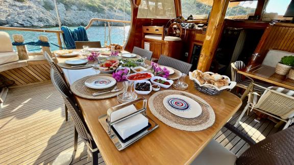 Genießen Sie ein köstliches Frühstück an Bord der Gulet Daphne S, während Sie in Bodrum vor Anker liegen.