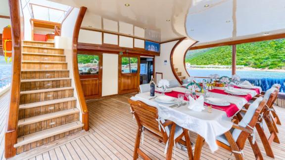 Eleganter Essbereich an Deck der Gulet Love Boat  mit festlich gedecktem Tisch