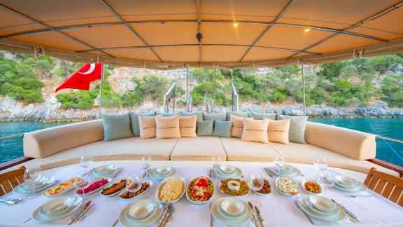 Stylishly set table on the Gulet Rüya, ready for an elegant dinner with a breathtaking view.