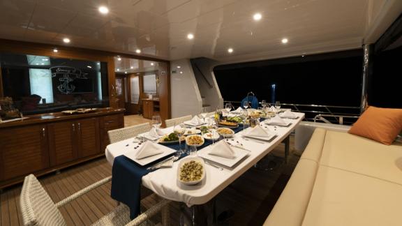 Elegante Tischdekoration für das Abendessen auf dem Achterdeck der Yacht Simay S.