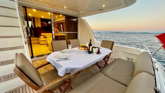 Eleganter Essbereich mit Aussicht auf dem Achterdeck der Motoryacht Carmen