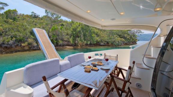 Speisen inmitten der Natur auf dem Achterdeck der Motoryacht Mirac.