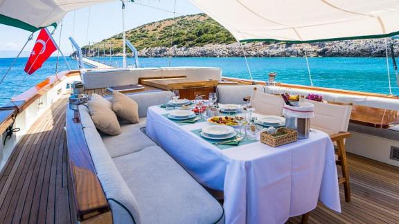 Exquisit gedecktes Abendessen an Bord der Gulet A Eser mit Blick auf das türkisblaue Meer.