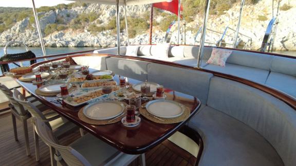 Start your day with a delicious breakfast aboard the Gulet Su Perisi C in Bodrum.