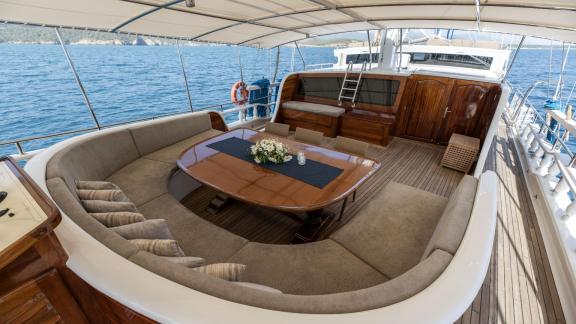 Large dining area and luxurious bench seat on the 6-cabin gulet Duramaz in Fethiye.