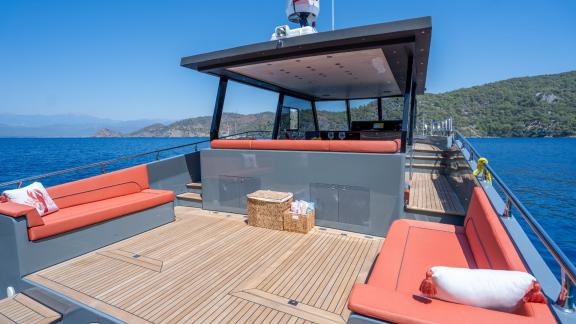 Spacious and comfortable seating area on the deck of the Gottiri motor yacht with baskets.