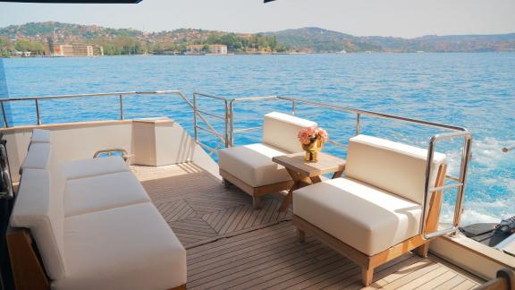 Die Brise-Yacht verfügt über eine moderne, komfortable Sitzecke mit Meerblick.