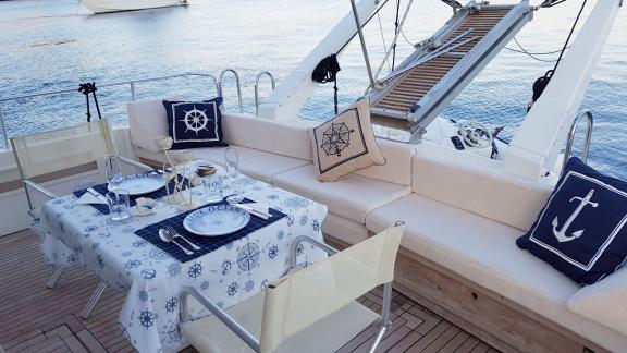 Eleganter Esstisch und bequemer Sitzbereich auf dem Achterdeck der Motoryacht Aegean Angel.