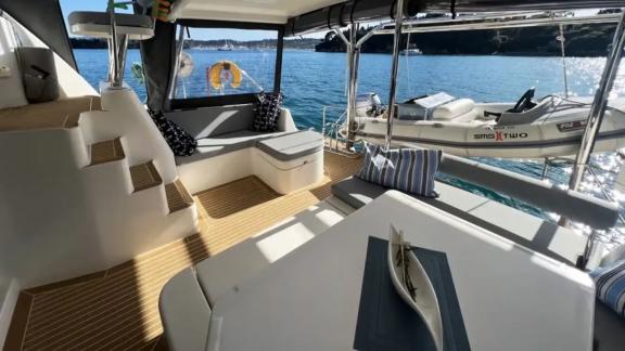 The aft seating area of the catamaran Cecilia offers relaxation with a sea view.