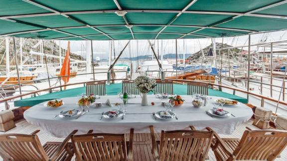 Genießen Sie ein stilvolles Abendessen an Bord der Gulet Galip Nur im Hafen von Marmaris