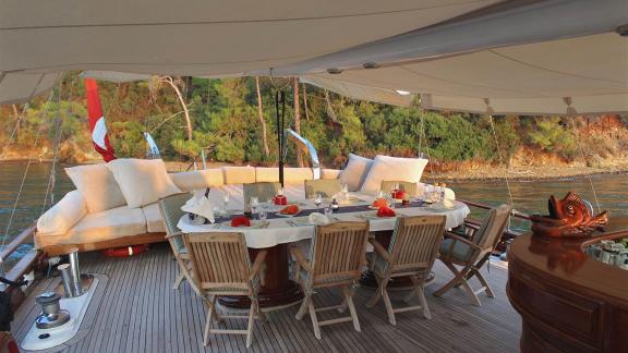 Eleganter Essbereich an Deck der Grande Mare mit luxuriöser Bestuhlung und herrlichem Blick auf das Wasser, ideal für Ch