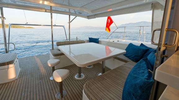 Eleganter Essbereich auf dem Leopard 48 Monaco, ideal für entspannte Mahlzeiten mit Meerblick vor Bodrum