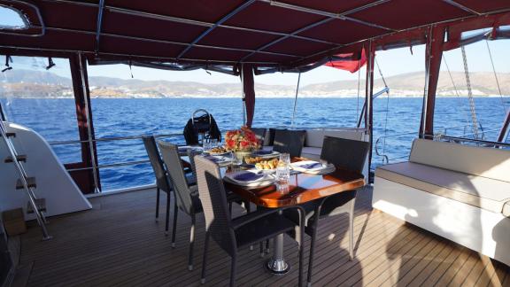 Genießen Sie ein Abendessen im luxuriösen Essbereich der Gulet Mehmet Bey 1 mit Blick auf das Meer.