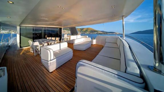 Luxuriöse Lounge mit komfortablen Sofas auf der Motoryacht S4 in Bodrum