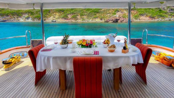 Eleganter Essbereich mit Meerblick auf dem Achterdeck der Motoryacht Julem 1.