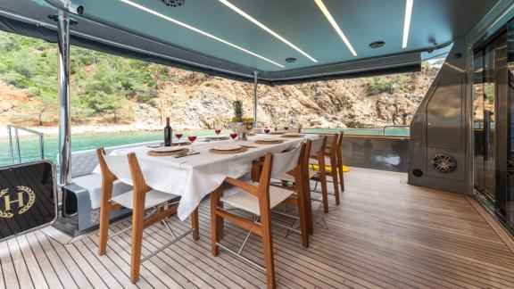 Gedeckter Essbereich auf dem Achterdeck der Motoryacht in Göcek.