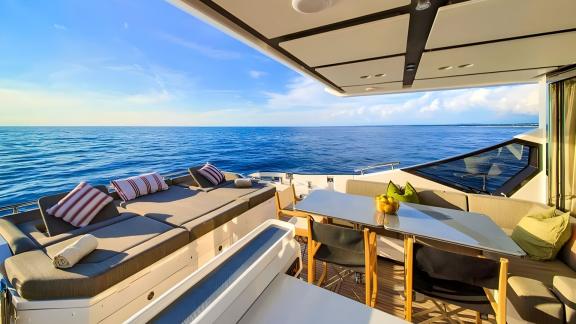 Arka güvertede yemek alanı ve deniz manzaralı yataklarla Mudita unutulmaz bir tatil sunar.