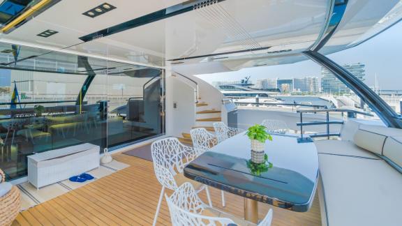 The outdoor dining area of the Saffuriya yacht stands out with its stylish design and sea views.