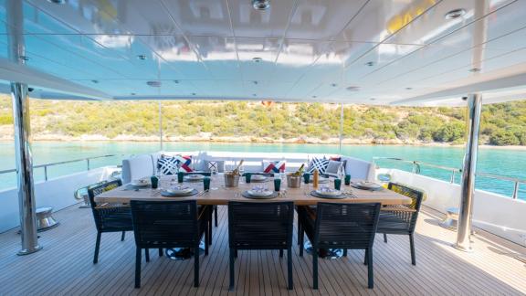 Ocean Breeze Bodrum’da arka güvertede lüks kiralık yat konseptinde deniz manzaralı şık yemek alanı sunar.