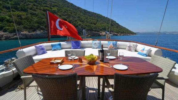 Bodrum Gulet Charter genießen Sie ein elegantes Dinner auf dem großzügigen Deck der Zorbas mit Meerblick.