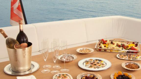 Champagner und Gourmet-Snacks auf der Yacht Harun – luxuriöses Motoryacht-Charter-Erlebnis in der Türkei.