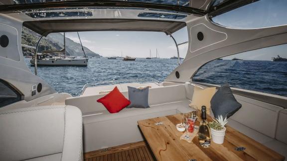 Der komfortable Lounge-Bereich der Motoryacht Lady Rose ist perfekt für einen Drink mit Blick auf Amalfi. Ideal für Tage