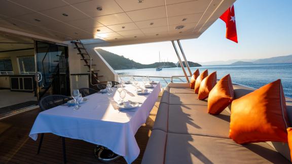Die Heckterrasse der Alessandro bietet eine stilvolle Tafel mit Blick auf Göceks Küste – perfekt für Chartergäste.