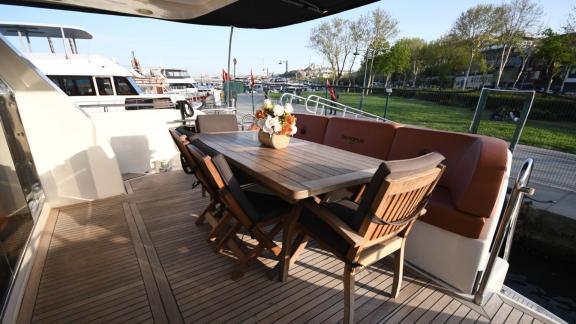 Das Achterdeck der Gokce 1 bietet einen komfortablen Essbereich – perfekt für Yachtmiete in Göcek.