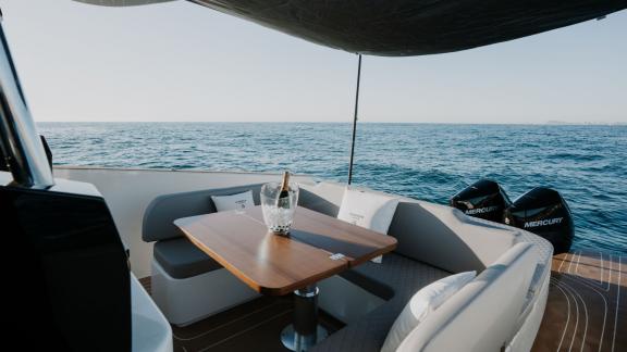 Schattiger Essbereich mit Meerblick – Motoryacht mieten auf Mallorca.