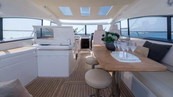 Ibiza'da bulunan Excalibur motoryatın modern açık salon oturma ve yemek alanı.