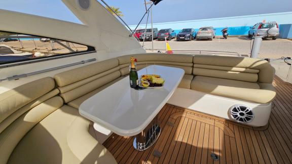 Ibiza’da demirli Sunshine motoryatın arka güvertesinde konforlu bir yemek alanı bulunuyor.