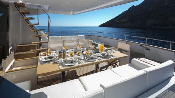 Elegantes Frühstücksdeck mit Meerblick auf der Yacht Sole Di Mare in Griechenland.