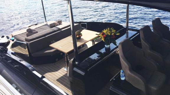 Das Heck der Yacht auf Ibiza bietet Platz für Tagesausflüge und Charter mit Komfort.