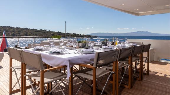 Die Motoryacht Illusion 2 bietet ein stilvoll gedecktes Mittagessen mit Meerblick auf dem Deck.