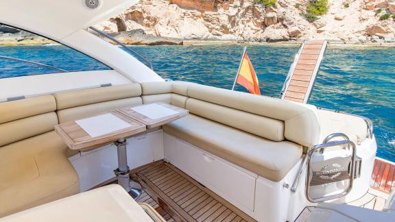 Am Heck der Silencio Yacht bei Mallorca befindet sich eine bequeme Sitzecke.