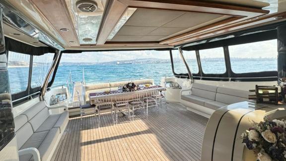 Das großzügige Achterdeck der Denden 9 ist ideal für Mahlzeiten mit Blick auf den Bosporus in Istanbul.