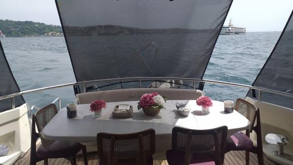 Denden 7 bietet stilvolles Essen mit Aussicht – perfekt für eine Yachtmiete in Istanbul.