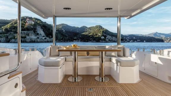 На корме Azimut 60 стол с видом на море и горы рядом с Кастелой.