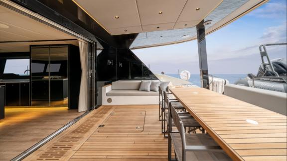 Die N1 Sunreef 70 bietet bei Kastela einen eleganten Esstisch im Außenbereich.