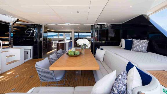 Der Katamaran Dessus bietet bei Kastela stilvolle Lounge mit Esstisch am Heck.
