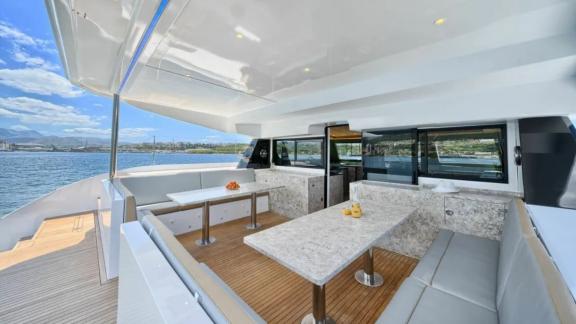 Катамаран Gold, стоящий у берегов Сплита, предлагает стильную обеденную зону на открытом воздухе.