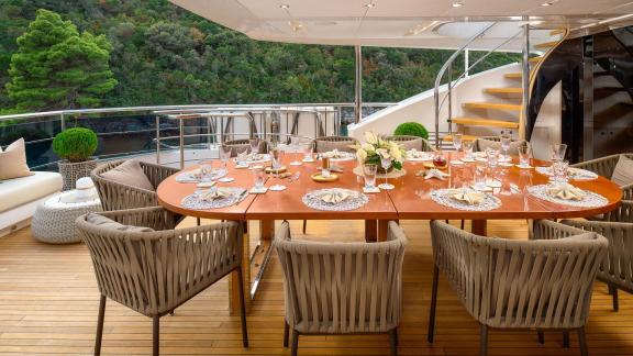 Auf der Princess 40M lädt ein gedeckter Tisch zum Essen mit Ausblick ein.