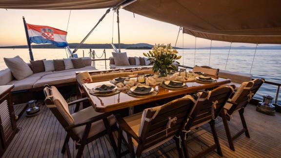 Ein stilvolles Abendessen auf dem Achterdeck der Gulet Pacha mit traumhafter Aussicht auf den Sonnenuntergang.