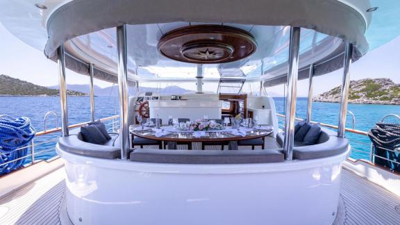 Überdachter Heckbereich mit großem Tisch lädt zu entspannten Mahlzeiten an Bord ein.