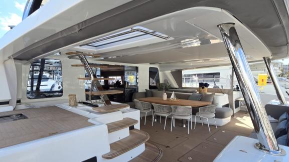 TriWing Endor’s aft deck features a large dining area and lounge for outdoor gatherings and comfort.