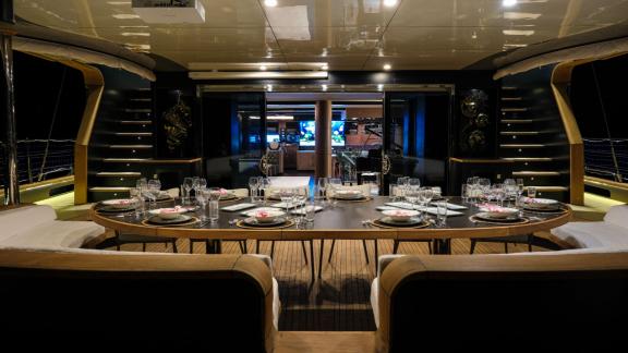 Аренда люкс гулета Oguz Marin в Бодруме с освещением на задней палубе на 12 гостей обеспечит вам лучший вечерний отдых.