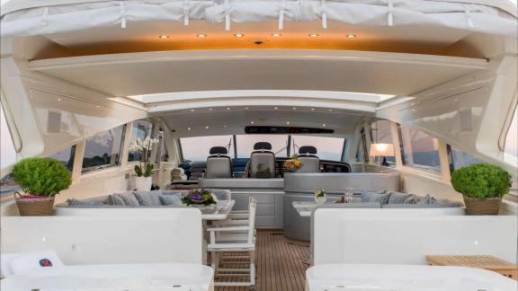 Zu sehen ist das Achterdeck der Atrato in Athen mit Zugang zum Salon und Steuerstand.