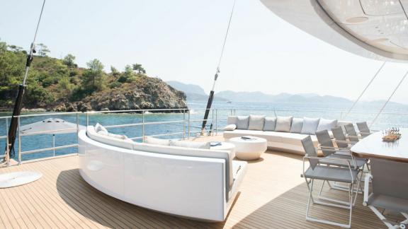 Роскошная солнечная палуба моторной яхты All About U 2 в Бодруме с потрясающим видом на море.